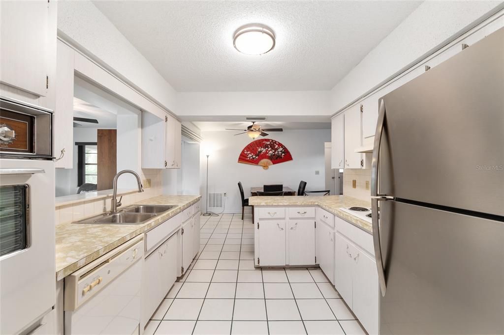 На продажу: $199,900 (2 спален, 2 ванн, 1220 Квадратных фут)