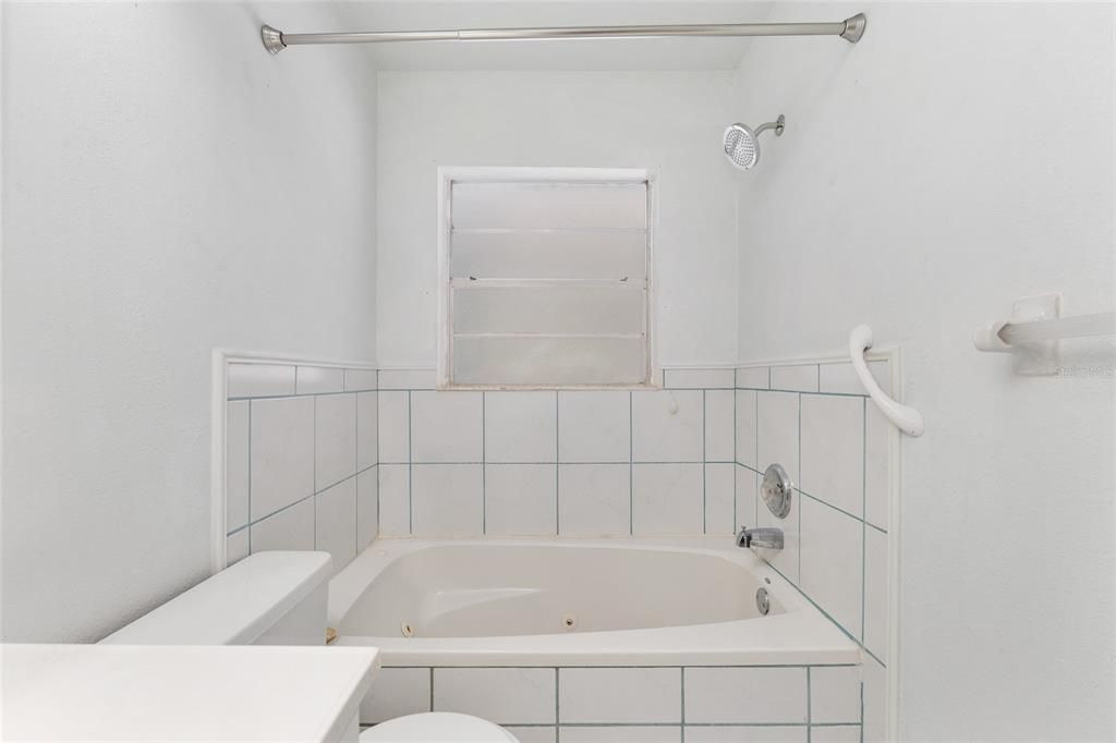 На продажу: $199,900 (2 спален, 2 ванн, 1220 Квадратных фут)