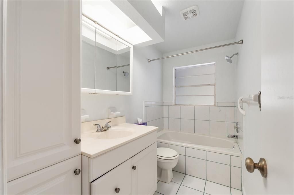 На продажу: $199,900 (2 спален, 2 ванн, 1220 Квадратных фут)