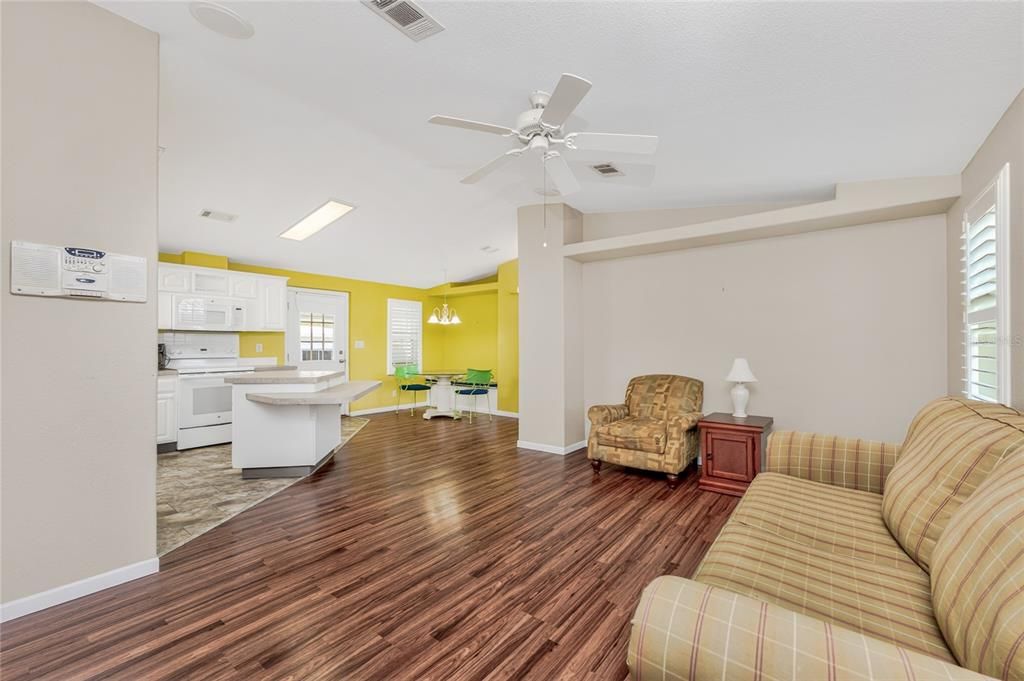 Activo con contrato: $185,000 (2 camas, 2 baños, 1128 Pies cuadrados)