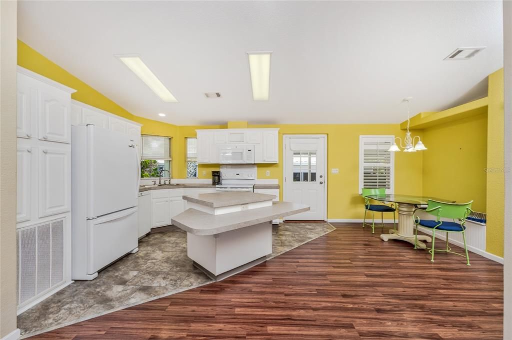 Activo con contrato: $185,000 (2 camas, 2 baños, 1128 Pies cuadrados)