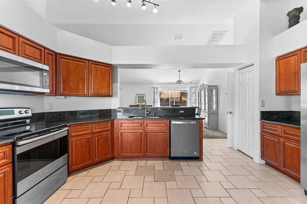 Active With Contract: $380,000 (3 beds, 2 baths, 1608 Square Feet)
