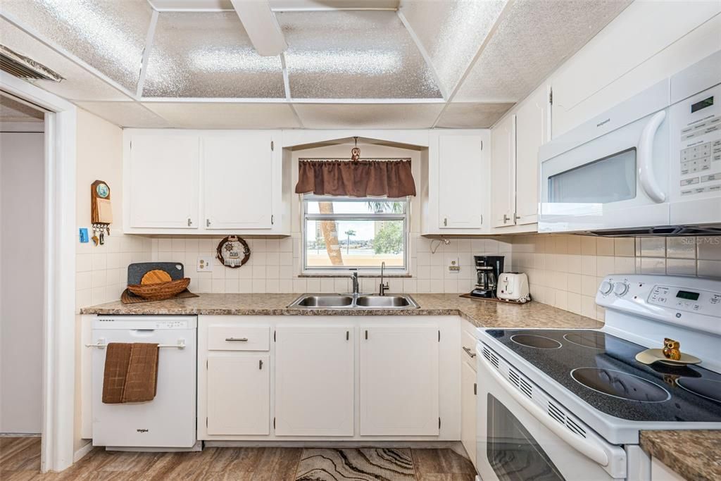 На продажу: $199,000 (2 спален, 2 ванн, 1040 Квадратных фут)