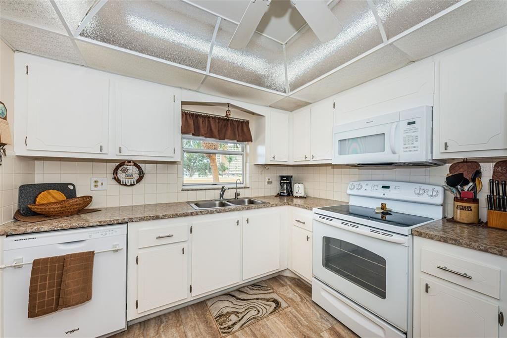 На продажу: $199,000 (2 спален, 2 ванн, 1040 Квадратных фут)