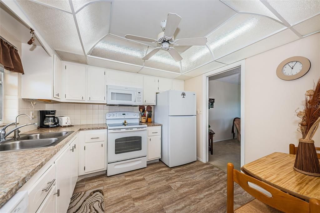 На продажу: $199,000 (2 спален, 2 ванн, 1040 Квадратных фут)