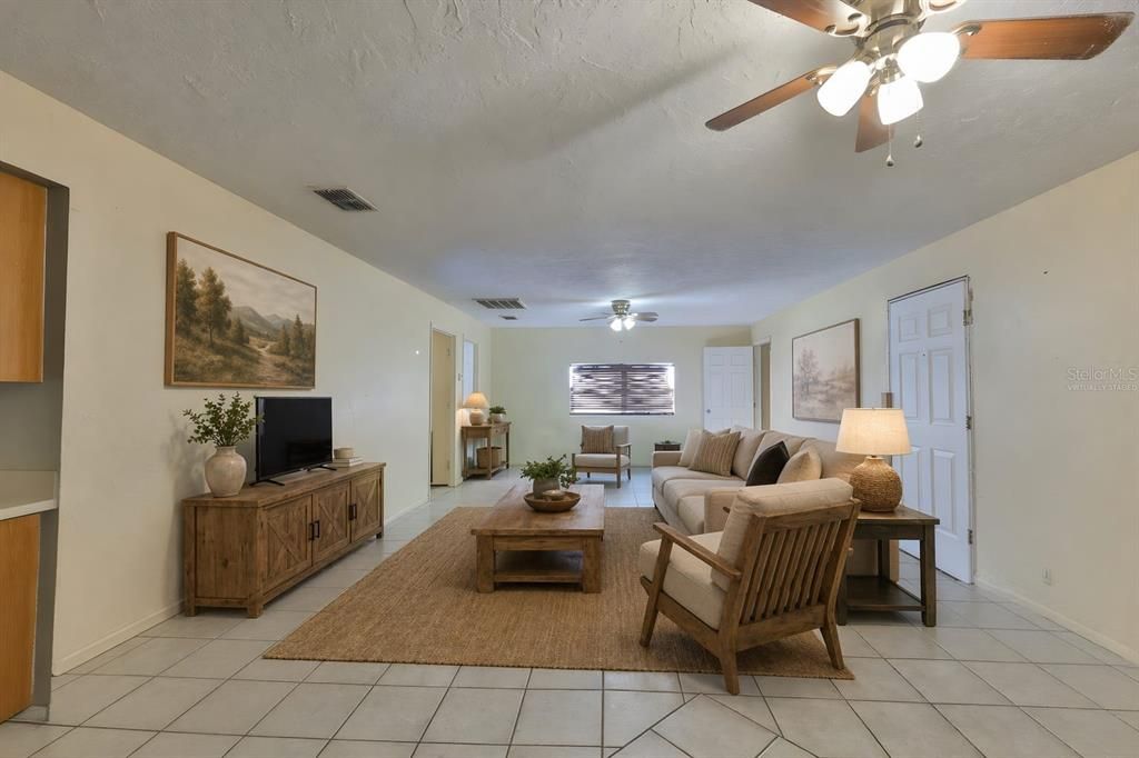 For Sale: $160,000 (2 beds, 1 baths, 1024 Square Feet)