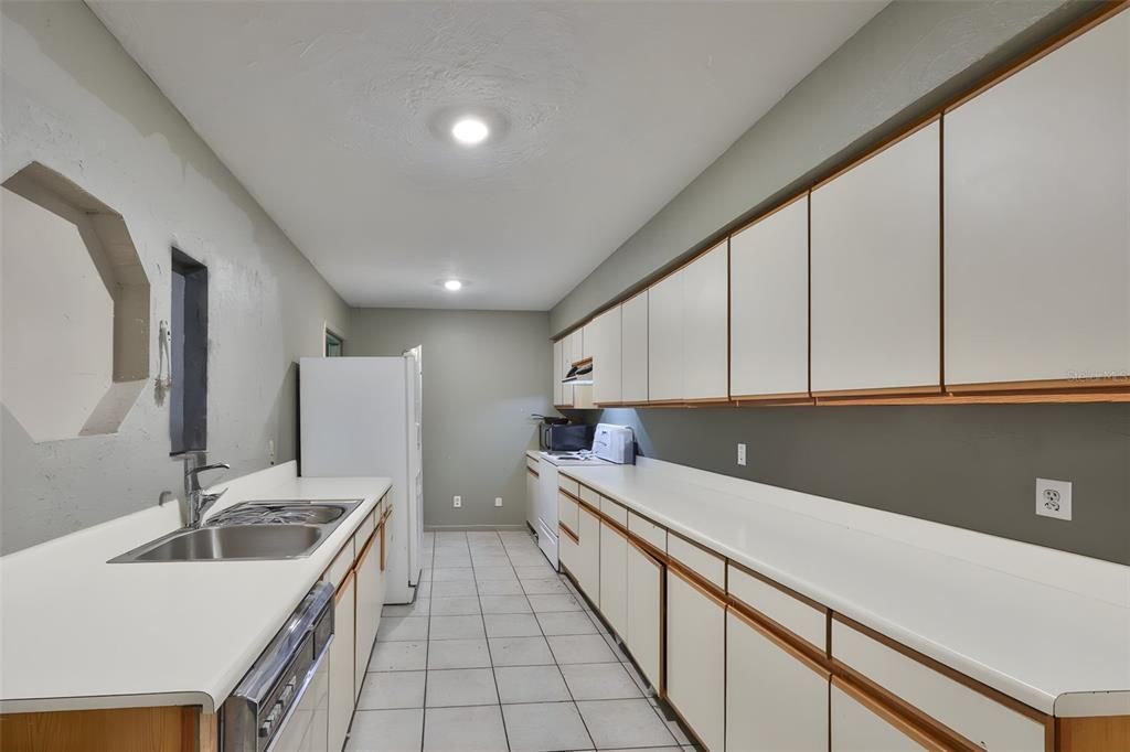 For Sale: $160,000 (2 beds, 1 baths, 1024 Square Feet)