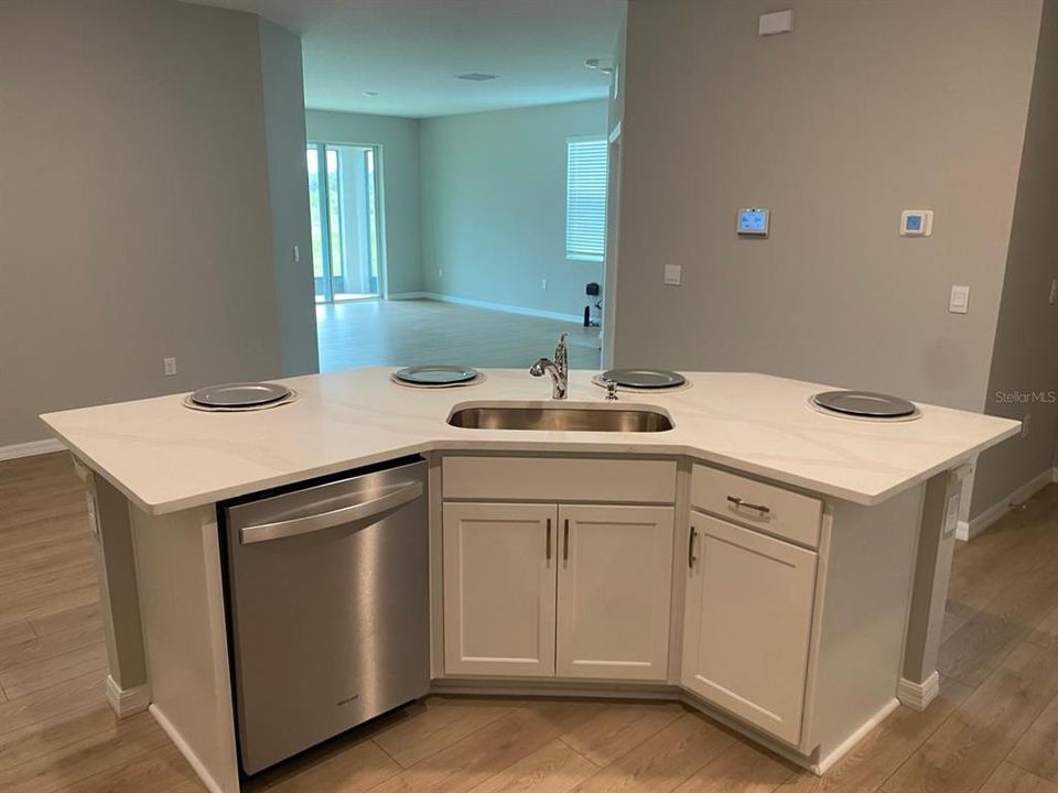 For Rent: $2,500 (3 beds, 2 baths, 1565 Square Feet)