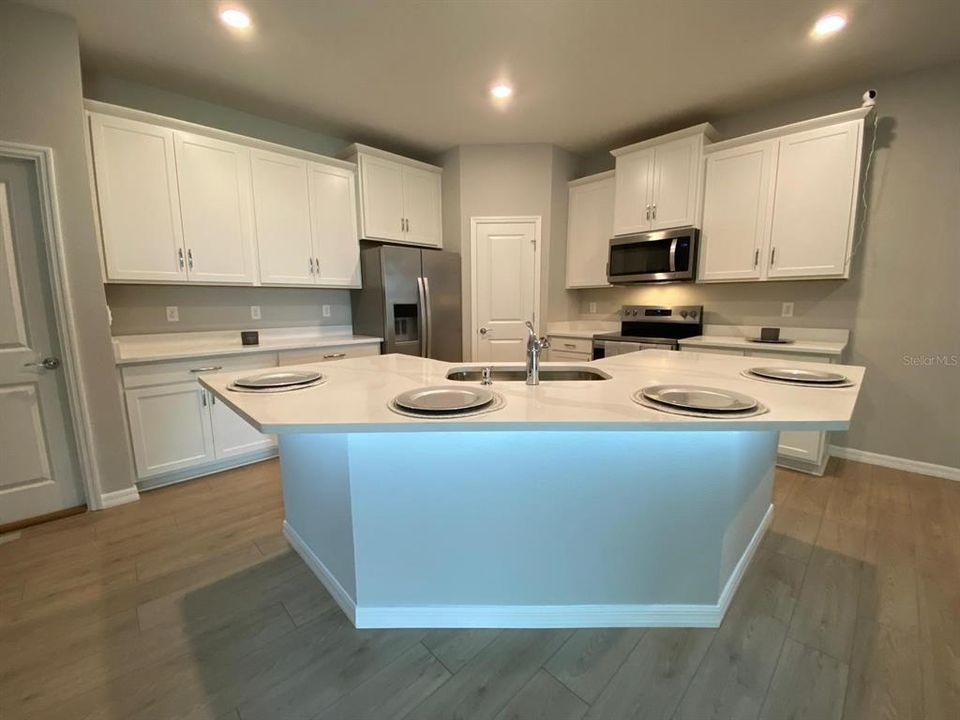 For Rent: $2,500 (3 beds, 2 baths, 1565 Square Feet)