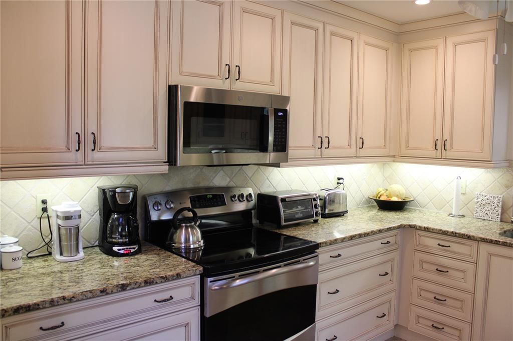 For Rent: $2,895 (3 beds, 2 baths, 1900 Square Feet)
