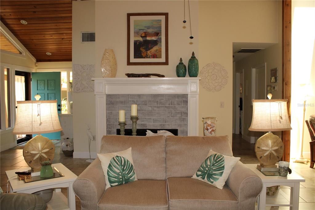 For Rent: $2,895 (3 beds, 2 baths, 1900 Square Feet)