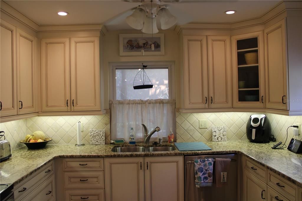 For Rent: $2,895 (3 beds, 2 baths, 1900 Square Feet)