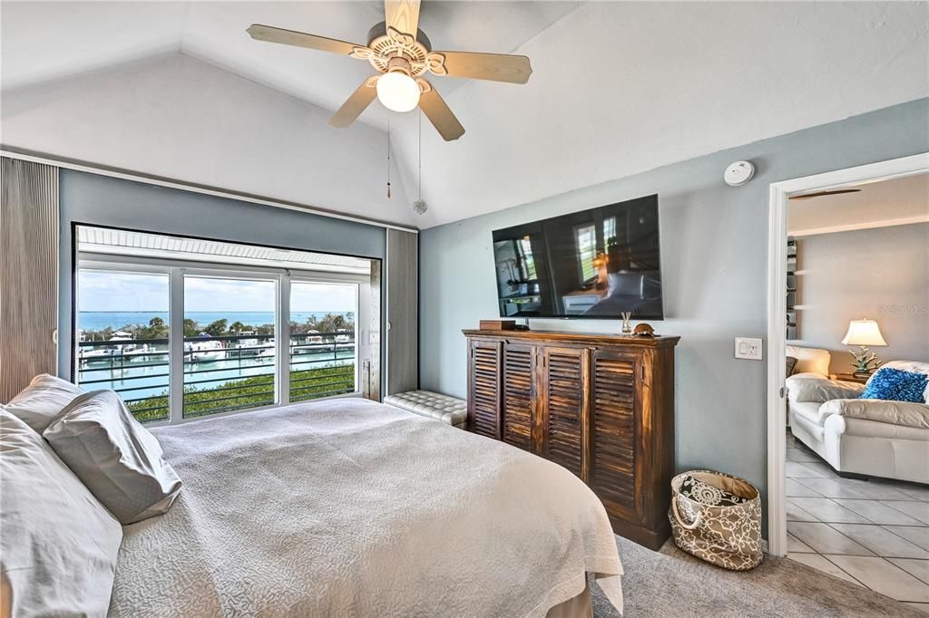 For Sale: $1,237,000 (2 beds, 2 baths, 1049 Square Feet)
