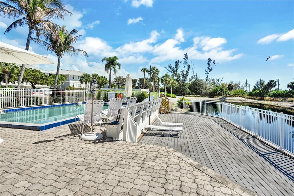 For Sale: $1,237,000 (2 beds, 2 baths, 1049 Square Feet)