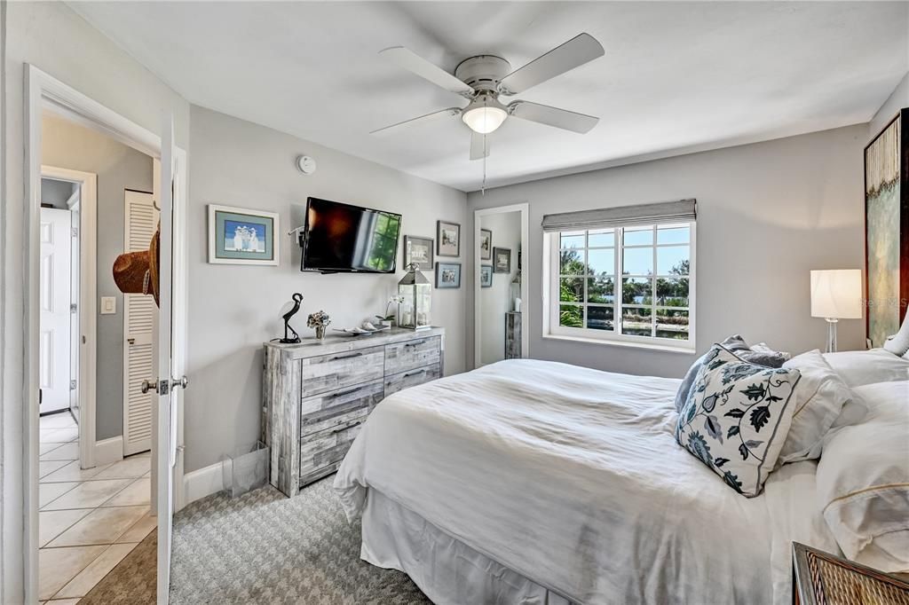 For Sale: $1,237,000 (2 beds, 2 baths, 1049 Square Feet)