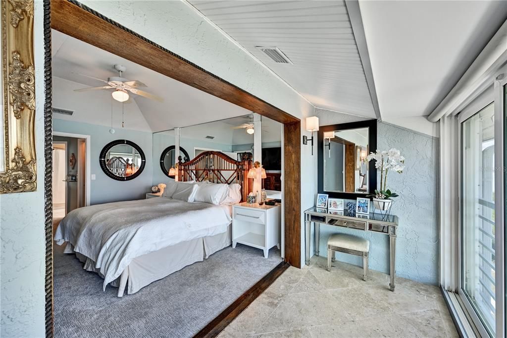 For Sale: $1,237,000 (2 beds, 2 baths, 1049 Square Feet)