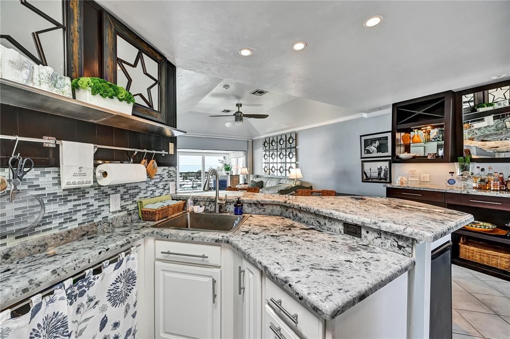 For Sale: $1,237,000 (2 beds, 2 baths, 1049 Square Feet)