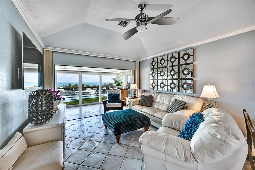 For Sale: $1,237,000 (2 beds, 2 baths, 1049 Square Feet)