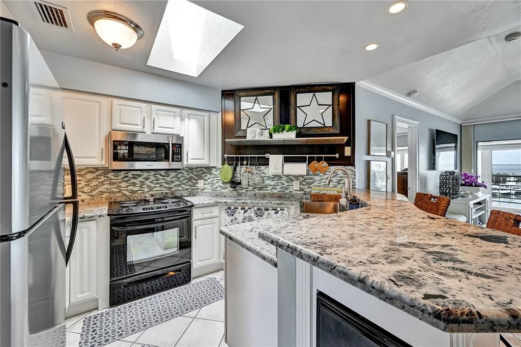 For Sale: $1,237,000 (2 beds, 2 baths, 1049 Square Feet)
