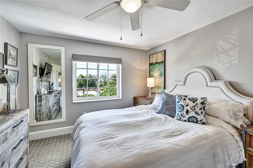 For Sale: $1,237,000 (2 beds, 2 baths, 1049 Square Feet)