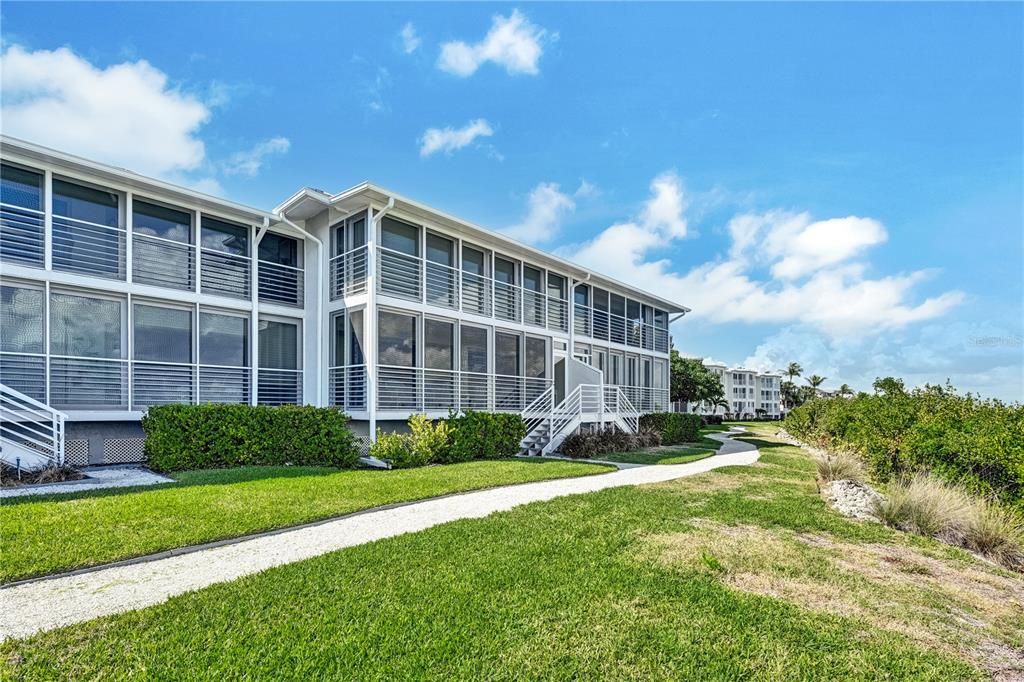 For Sale: $1,237,000 (2 beds, 2 baths, 1049 Square Feet)