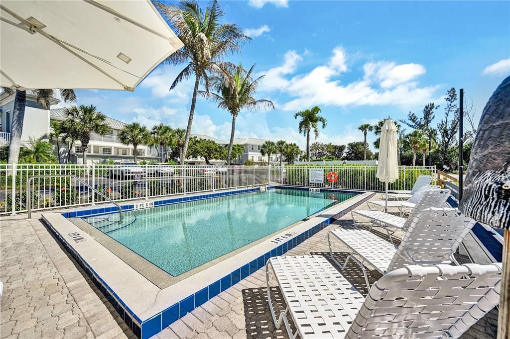 For Sale: $1,237,000 (2 beds, 2 baths, 1049 Square Feet)
