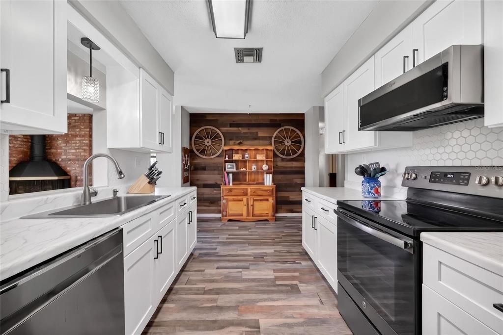 For Sale: $252,000 (2 beds, 2 baths, 1275 Square Feet)