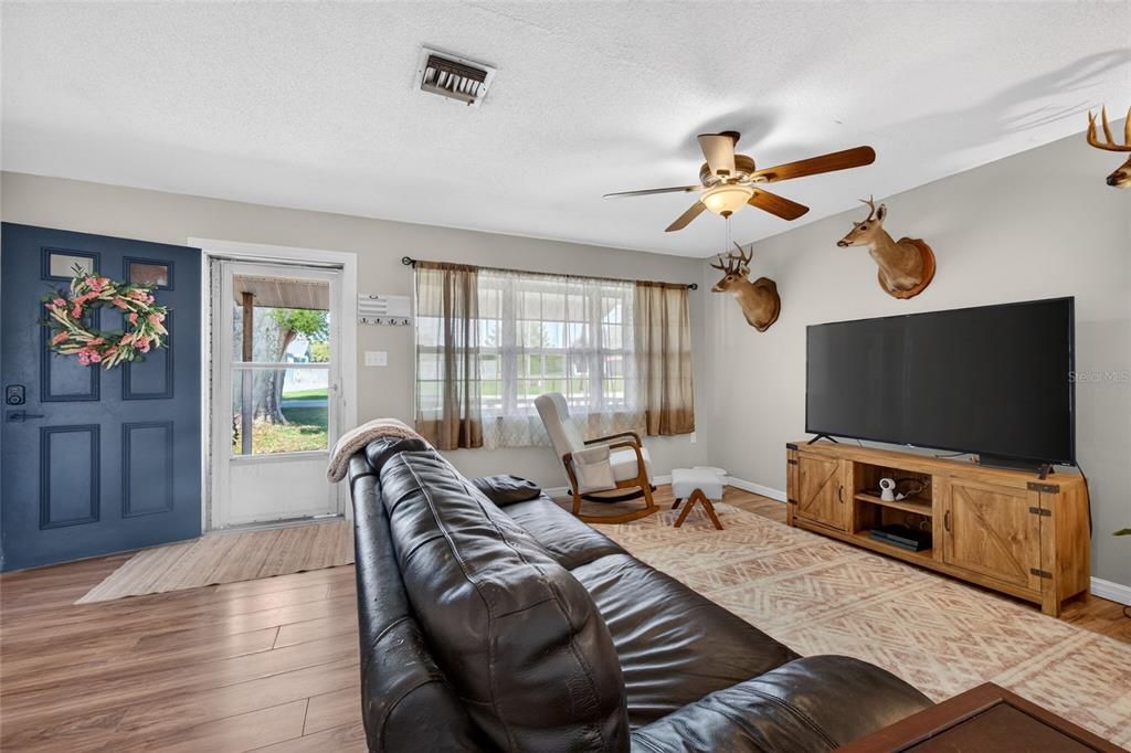 For Sale: $252,000 (2 beds, 2 baths, 1275 Square Feet)