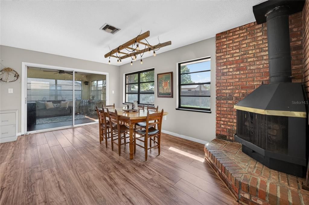 For Sale: $252,000 (2 beds, 2 baths, 1275 Square Feet)