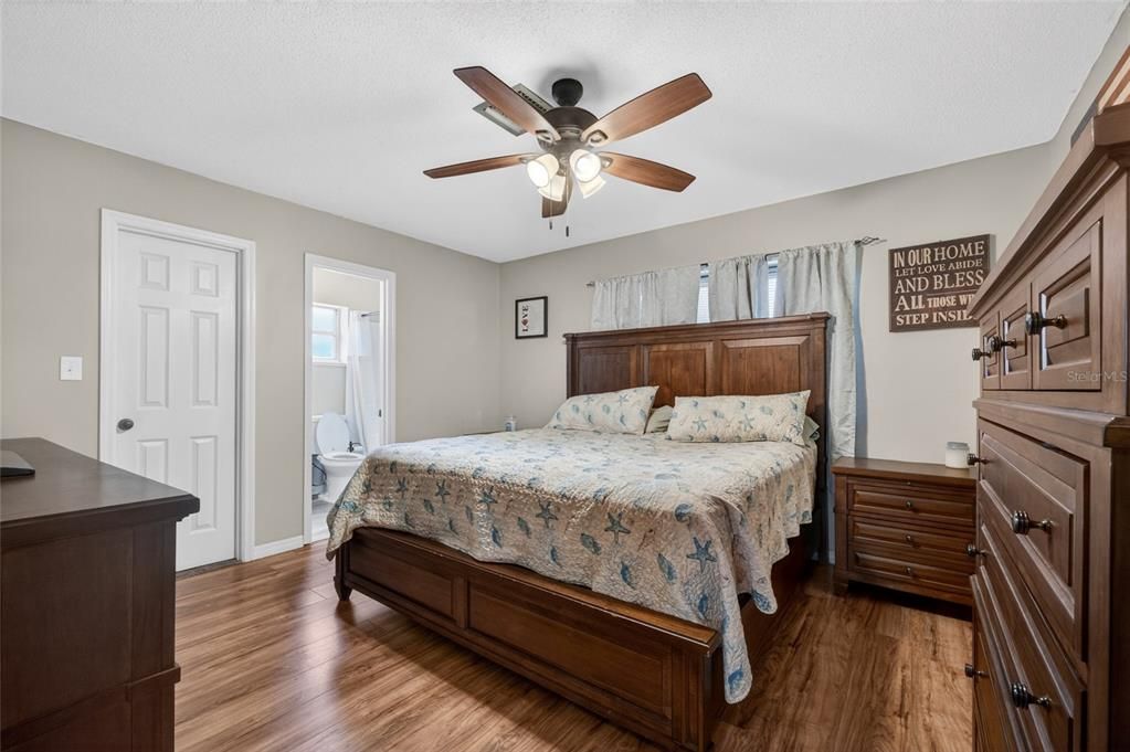 For Sale: $252,000 (2 beds, 2 baths, 1275 Square Feet)