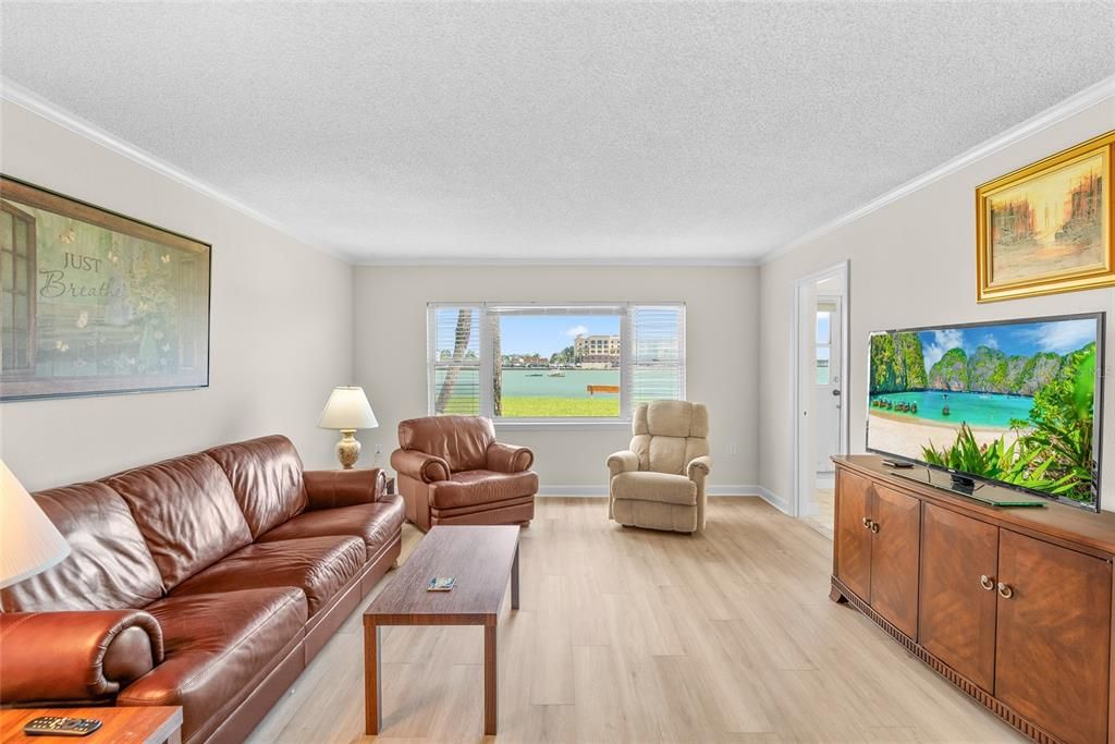 For Sale: $189,000 (1 beds, 1 baths, 800 Square Feet)
