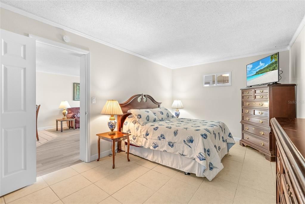 For Sale: $189,000 (1 beds, 1 baths, 800 Square Feet)