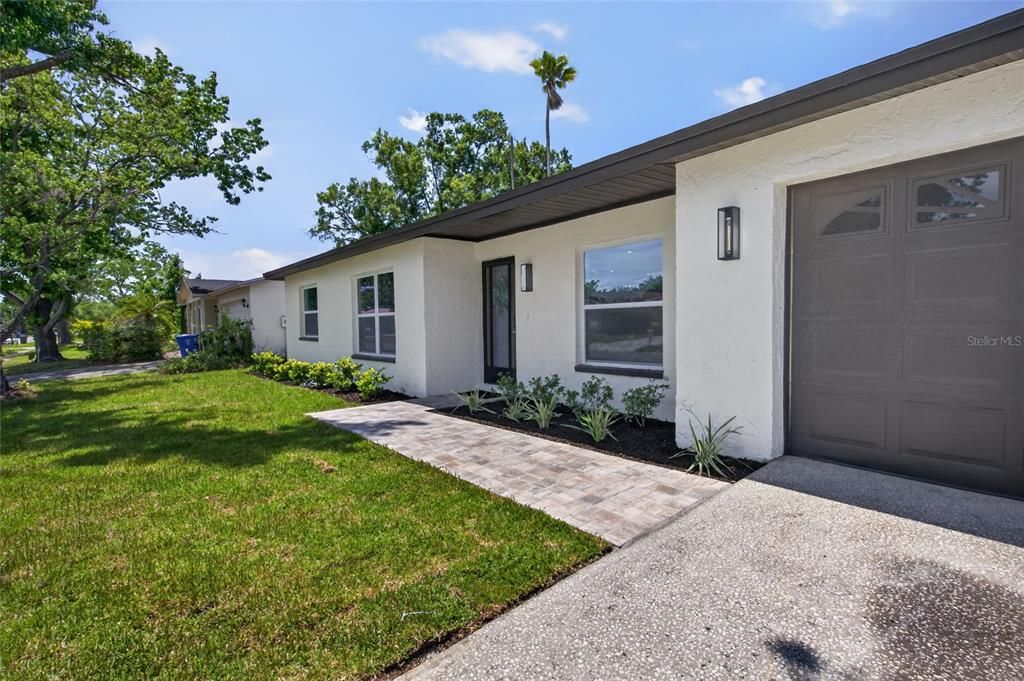 Activo con contrato: $549,000 (3 camas, 2 baños, 2445 Pies cuadrados)