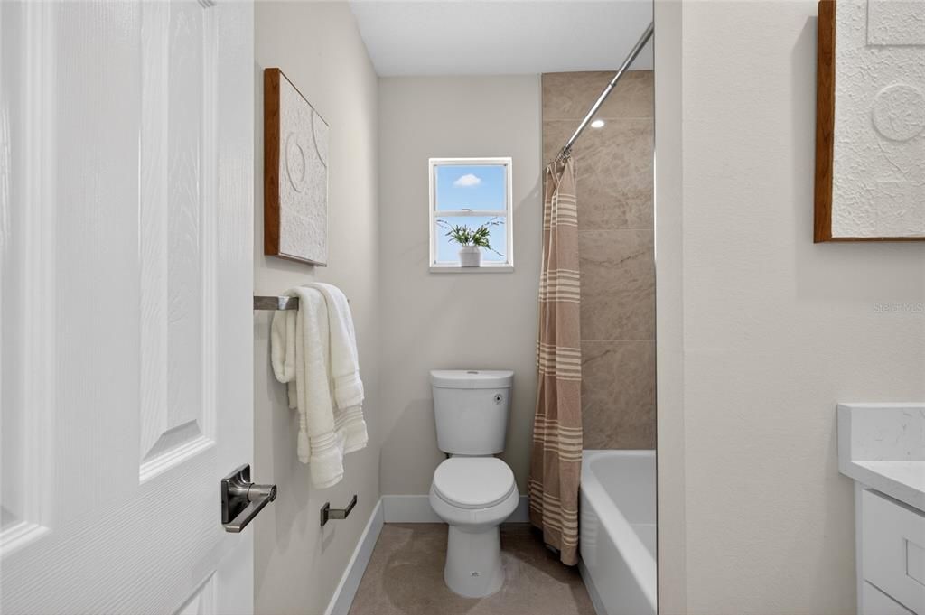 Activo con contrato: $549,000 (3 camas, 2 baños, 2445 Pies cuadrados)