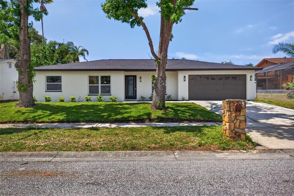 Activo con contrato: $549,000 (3 camas, 2 baños, 2445 Pies cuadrados)