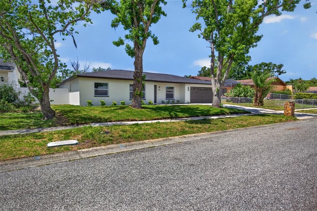 Activo con contrato: $549,000 (3 camas, 2 baños, 2445 Pies cuadrados)