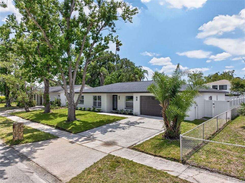 Activo con contrato: $549,000 (3 camas, 2 baños, 2445 Pies cuadrados)