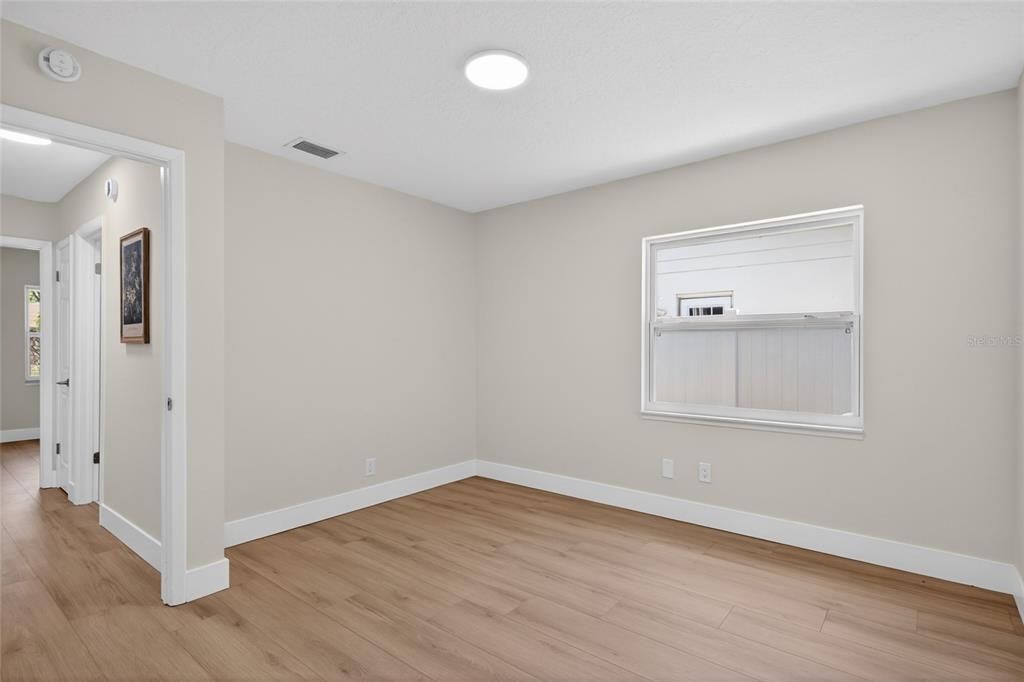 Activo con contrato: $549,000 (3 camas, 2 baños, 2445 Pies cuadrados)