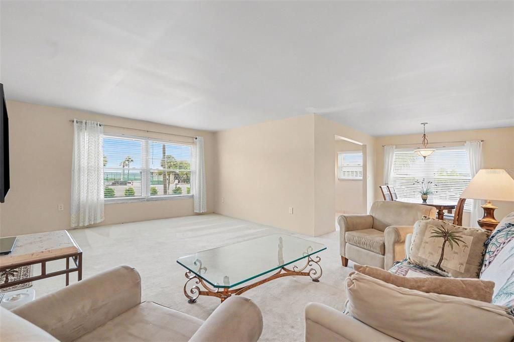 Active With Contract: $299,999 (2 beds, 2 baths, 1175 Square Feet)