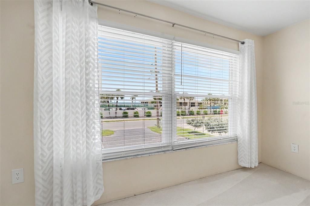 Active With Contract: $299,999 (2 beds, 2 baths, 1175 Square Feet)
