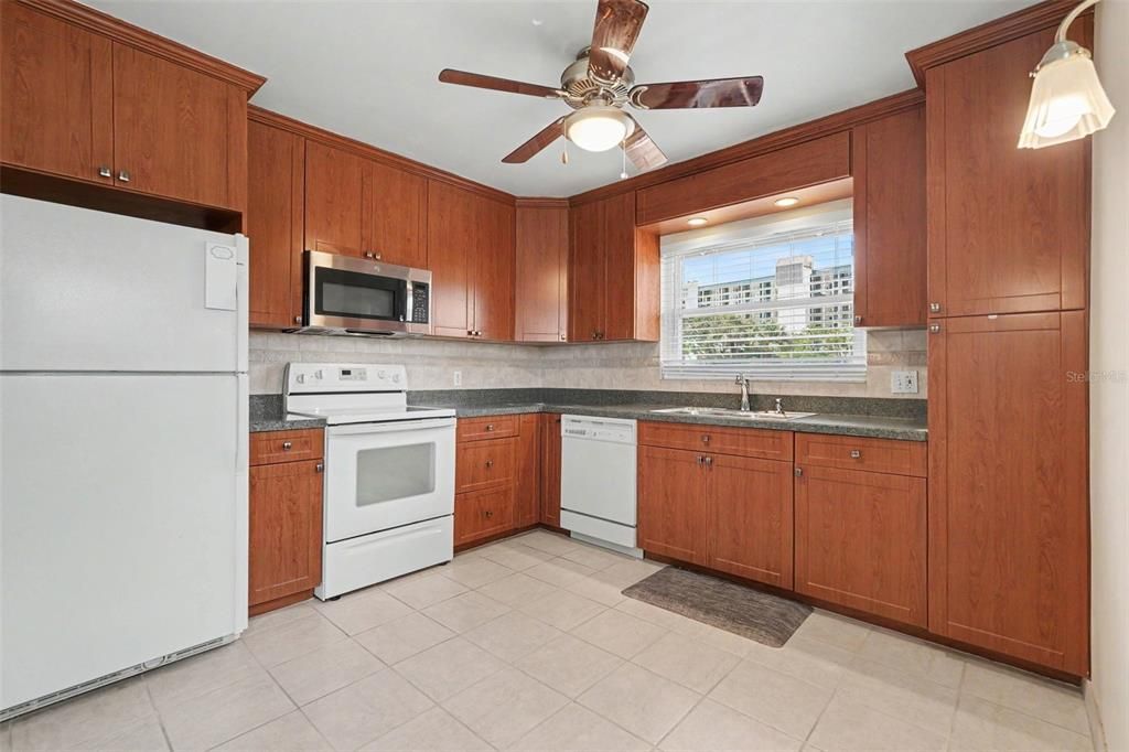 Active With Contract: $299,999 (2 beds, 2 baths, 1175 Square Feet)