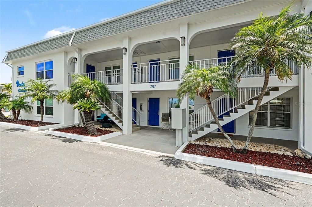 Active With Contract: $299,999 (2 beds, 2 baths, 1175 Square Feet)