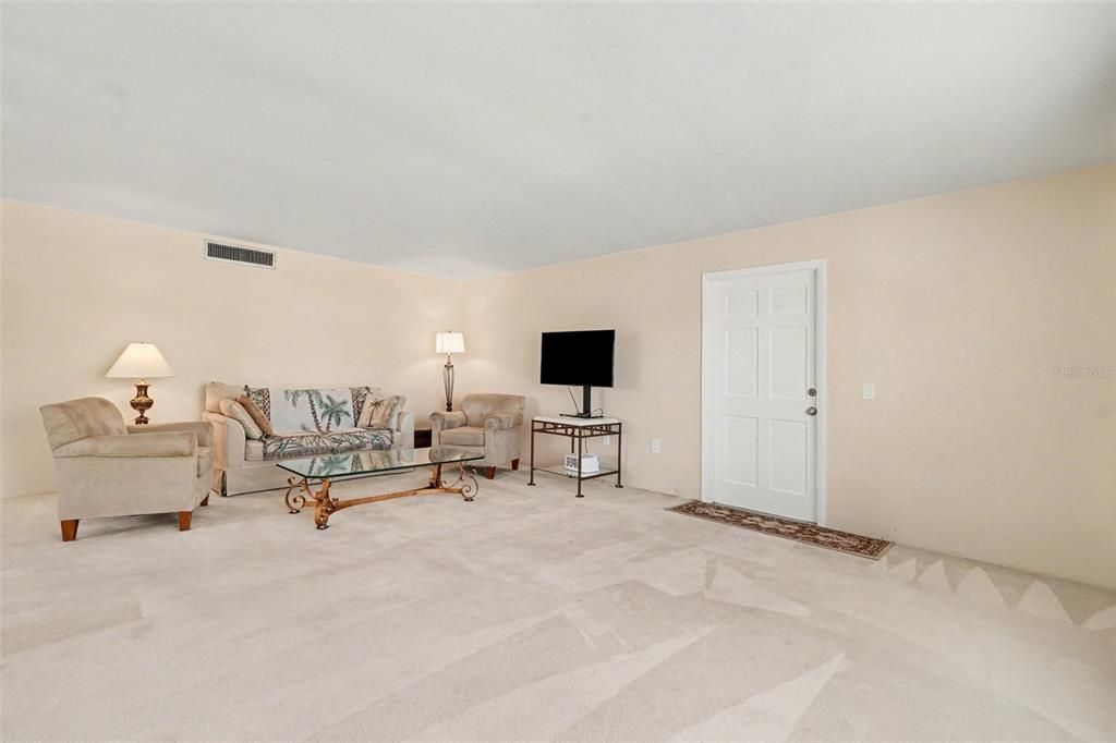 Active With Contract: $299,999 (2 beds, 2 baths, 1175 Square Feet)
