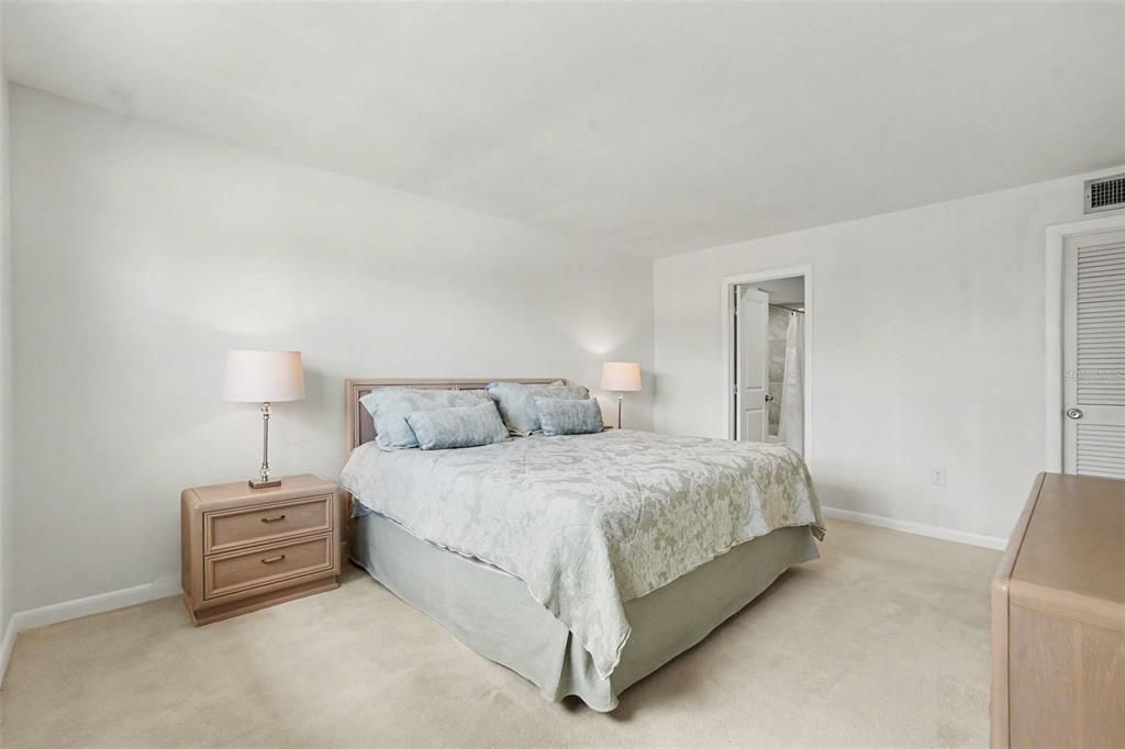 Active With Contract: $299,999 (2 beds, 2 baths, 1175 Square Feet)