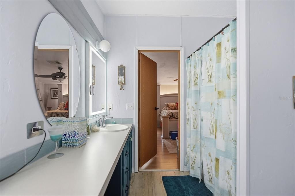 For Sale: $289,999 (5 beds, 2 baths, 2280 Square Feet)