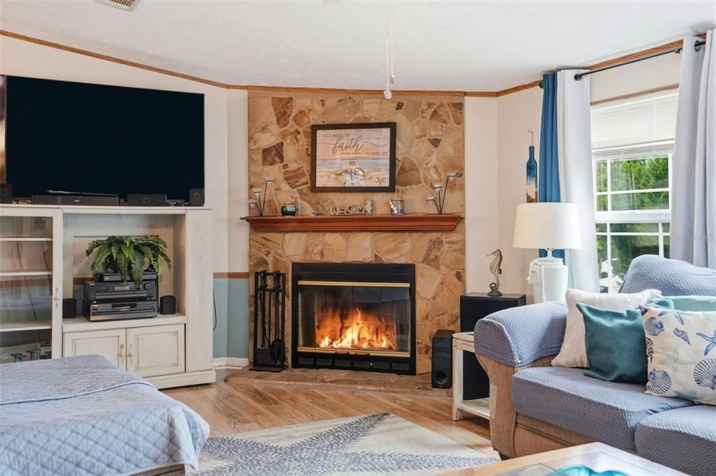 For Sale: $289,999 (5 beds, 2 baths, 2280 Square Feet)
