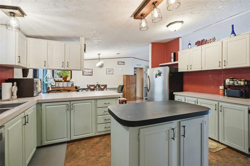 For Sale: $289,999 (5 beds, 2 baths, 2280 Square Feet)