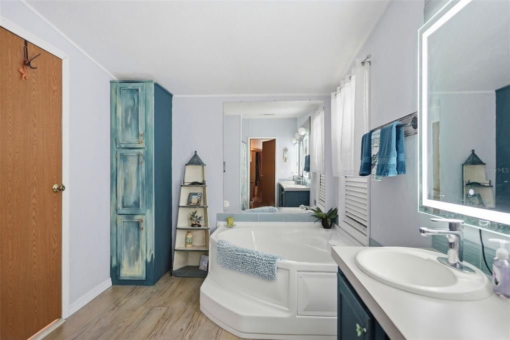 For Sale: $289,999 (5 beds, 2 baths, 2280 Square Feet)