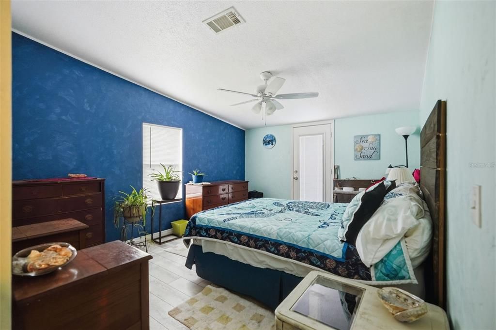 For Sale: $289,999 (5 beds, 2 baths, 2280 Square Feet)
