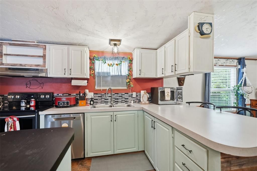 For Sale: $289,999 (5 beds, 2 baths, 2280 Square Feet)